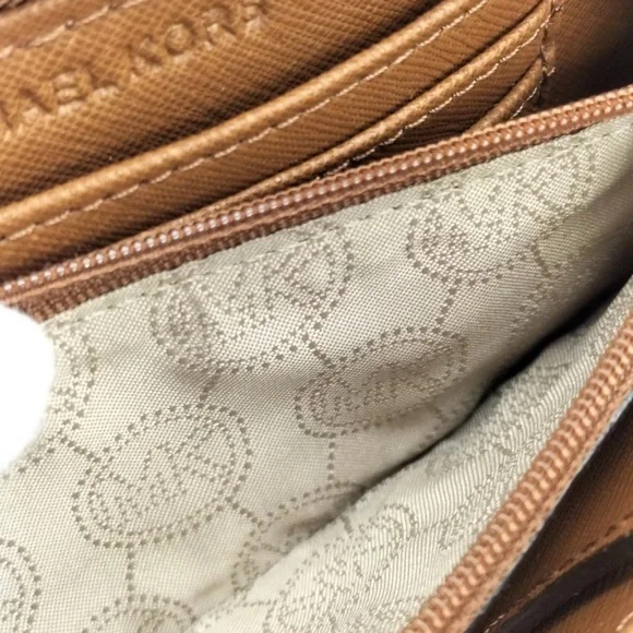 Michael Kors Long wallet Lots Of Storage, Never Used - Picture 5 of 10